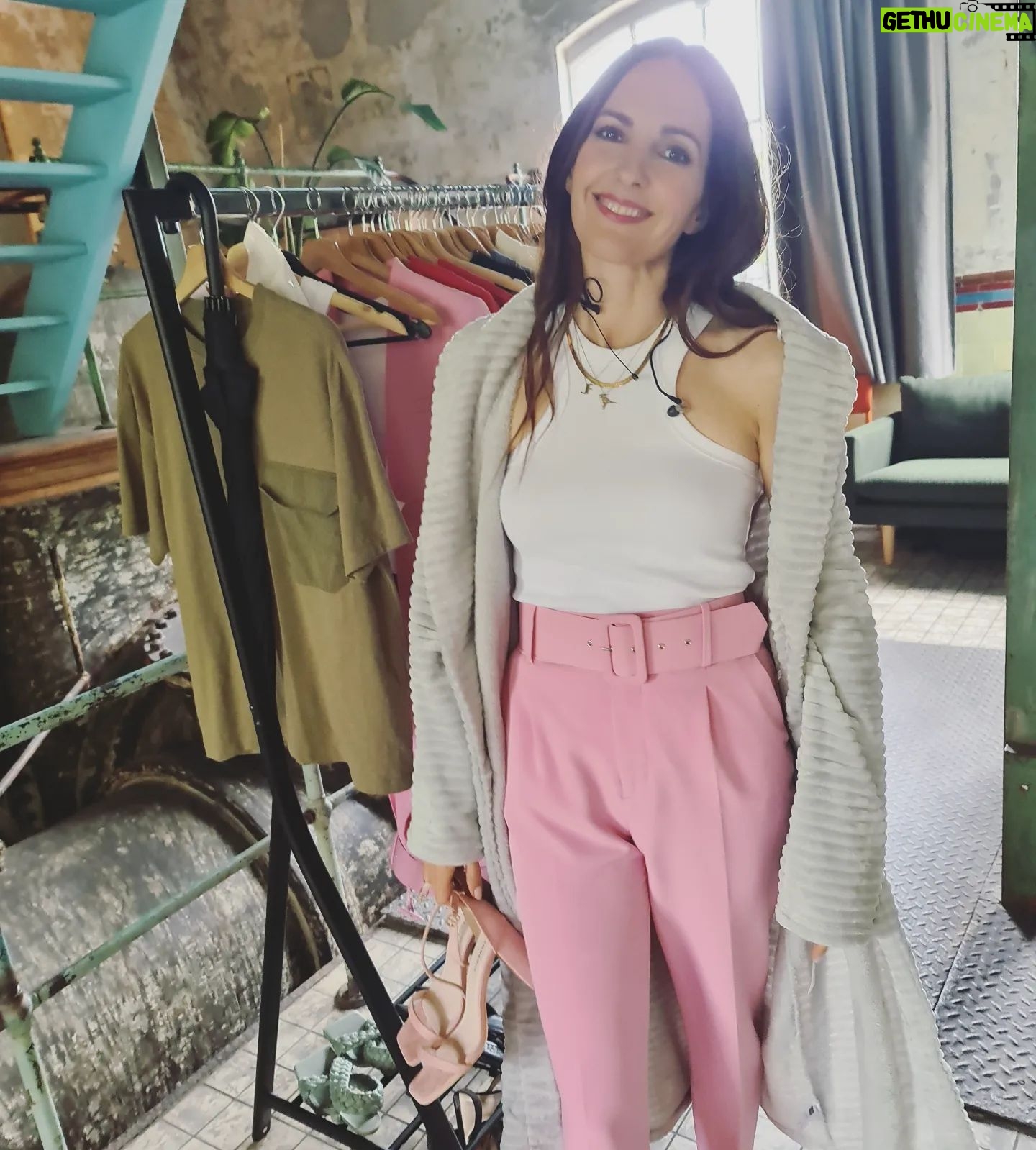 Johanna Klum - 853 Likes - Hey friends 💙
Heute wird in Torten getaucht, um die Wette gegröhlt und Jenga gespielt - um 100.000€!!
Viel zu oft verplane ich es, Euch Bescheid zu sagen, aber jetzt denk ich dran :
'99 Eine:r schlägt sie alle' in @sat.1
Zur Feier Tages gibt's nen kleinen Fotodump 😅 Was ist euer Favorit?? Ich glaub meins ist Bild #3
Happy weekend 💖
