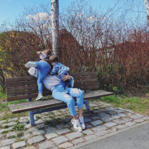 Johanna Klum Instagram - Das sind meine beiden Minis 💙💙
Echten Raketen, die ganz laut 'hier' gerufen haben, als die Energie verteilt wurde.
Und ungefähr so wie ich sie hier auf der Bank im Griff habe, hab ich sie die letzten Tage mit social distancing und homeoffice auch zu Hause im Griff. Also eigentlich nicht 😂
Ging aber irgendwie. War ja ne Übergangslösung. Wir haben uns gestritten, uns zusammengerissen, zu viel Kekse gegessen und uns chaotisch irgendwie organisiert. Aber wenn ich mir jetzt überlege, dass das noch so weitergehen soll bis August (also A U G U S T, ihr wisst schon, das Ding in 4 Monaten!!) - dann geht das irgendwie gar nicht.. Also, ich weiß zumindest nicht wie..!?? Wie geht es Euch?? Wie bekommt ihr das organisiert? Geht das überhaupt? Was für Hilfe wünscht ihr Euch?  Ich weiß, dass es uns im Vergleich wirklich gut geht, aber momentan bin ich irgendwie in Schockstarre..
#meineMinis #corona #workingmom #wtf