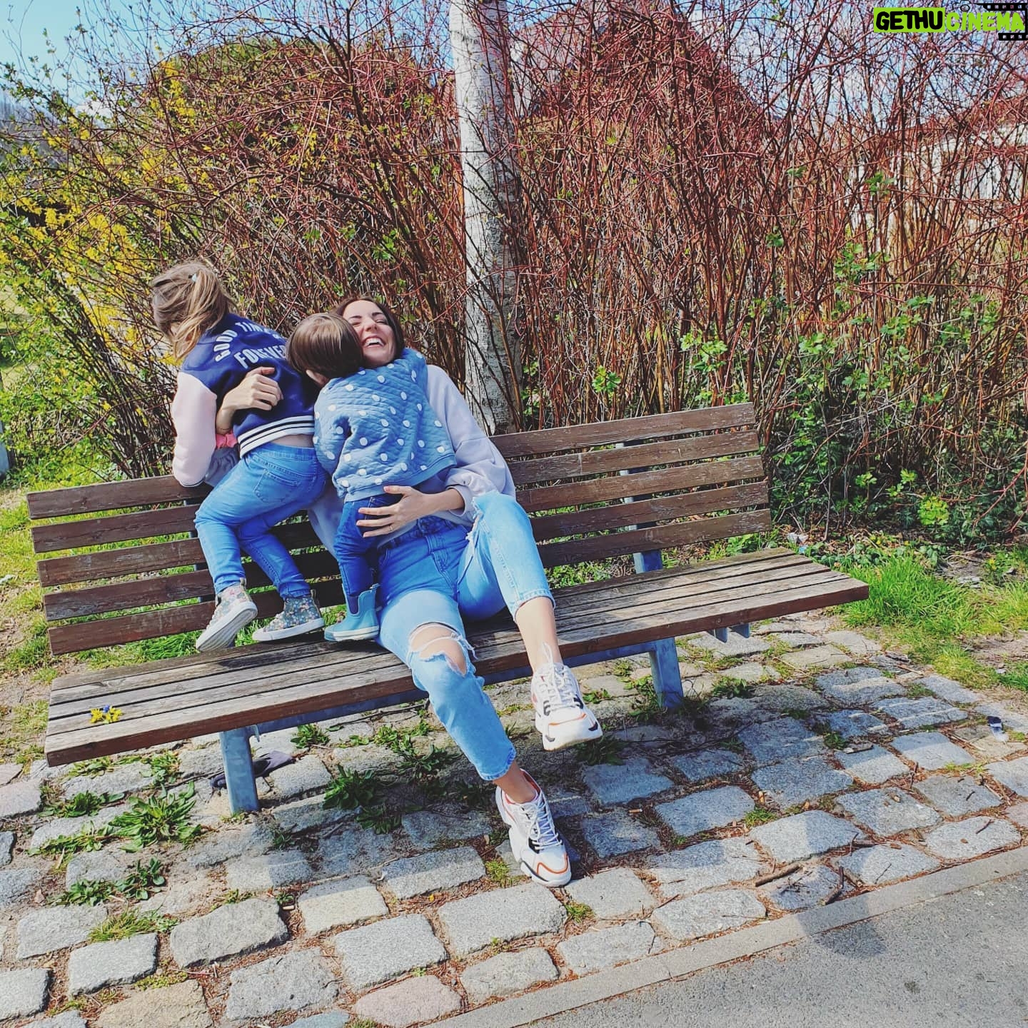 Johanna Klum - 2.6K Likes - Das sind meine beiden Minis 💙💙
Echten Raketen, die ganz laut 'hier' gerufen haben, als die Energie verteilt wurde.
Und ungefähr so wie ich sie hier auf der Bank im Griff habe, hab ich sie die letzten Tage mit social distancing und homeoffice auch zu Hause im Griff. Also eigentlich nicht 😂
Ging aber irgendwie. War ja ne Übergangslösung. Wir haben uns gestritten, uns zusammengerissen, zu viel Kekse gegessen und uns chaotisch irgendwie organisiert. Aber wenn ich mir jetzt überlege, dass das noch so weitergehen soll bis August (also A U G U S T, ihr wisst schon, das Ding in 4 Monaten!!) - dann geht das irgendwie gar nicht.. Also, ich weiß zumindest nicht wie..!?? Wie geht es Euch?? Wie bekommt ihr das organisiert? Geht das überhaupt? Was für Hilfe wünscht ihr Euch? Ich weiß, dass es uns im Vergleich wirklich gut geht, aber momentan bin ich irgendwie in Schockstarre..
#meineMinis #corona #workingmom #wtf