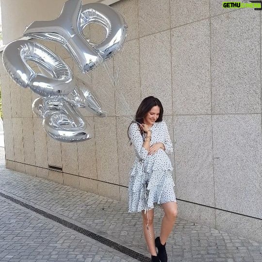 Johanna Klum - 2.1K Likes - Heute ist Welthebammentag 🤍
Und ich kann gar nicht in Worte fassen, wie unglaublich dankbar ich meinen Hebammen bin, die mich vor, bei und nach den Geburten meiner beiden Kinder begleitet haben. Sich in sicheren Händen zu wissen, ist das beste Gefühl bei diesem unglaublichen Abenteuer. Danke @hebammesissirasche 🫶
Sissi war übrigens während meiner Geburt selbst schwanger - und trotzdem auch während der Geburt die ganze Nacht an meiner Seite. Und ich wünsch mir wirklich sehr, dass diese so so wertvolle Arbeit auch die (finanzielle) Wertschätzung bekommt, die sie verdient!! Einer der wichtigsten Jobs überhaupt. Vielen vielen Dank für euren wunderbaren Einsatz! Und happy #welthebammentag !
Das war übrigens 3 Wochen vor Miniklums Geburt - und diesen Sommer kommt er in die Schule, die Zeit fliegt wirklich..🩵