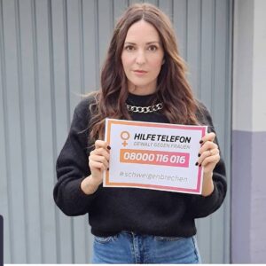 Johanna Klum Instagram - Für viele Frauen ist ihr eigenes zu Hause der gefährlichste Ort der Welt.
Jede 3.Frau in Deutschland ist von körperlicher oder psychischer Gewalt betroffen. Jede dritte Frau!!!
Was sich für viele unvorstellbar anhört, ist leider Realität. Und durch die Corona Krise noch so sehr verstärkt worden..! 
Anlässlich des Internationalen Tags gegen Gewalt an Frauen ruft das Hilfetelefon Gewalt gegen Frauen zum Mitmachen auf. Das Hilfetelefon ist 24h und 365 Tage im Jahr besetzt – anonym, kostenfrei und in 17 Sprachen.
Und auch wenn wir nicht persönlich betroffen sind, dürfen wir nicht wegschauen! 
Teilt gerne diese Nummer oder diesen Post, lasst ein like und einen Kommentar da, damit ihn möglichst viele lesen können - und er hoffentlich hilft! Dankeschön 🖤
#schweigenbrechen