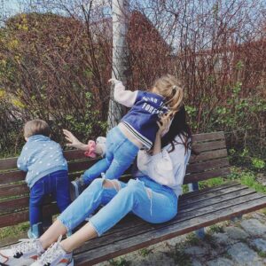Johanna Klum Instagram - Das sind meine beiden Minis 💙💙
Echten Raketen, die ganz laut 'hier' gerufen haben, als die Energie verteilt wurde.
Und ungefähr so wie ich sie hier auf der Bank im Griff habe, hab ich sie die letzten Tage mit social distancing und homeoffice auch zu Hause im Griff. Also eigentlich nicht 😂
Ging aber irgendwie. War ja ne Übergangslösung. Wir haben uns gestritten, uns zusammengerissen, zu viel Kekse gegessen und uns chaotisch irgendwie organisiert. Aber wenn ich mir jetzt überlege, dass das noch so weitergehen soll bis August (also A U G U S T, ihr wisst schon, das Ding in 4 Monaten!!) - dann geht das irgendwie gar nicht.. Also, ich weiß zumindest nicht wie..!?? Wie geht es Euch?? Wie bekommt ihr das organisiert? Geht das überhaupt? Was für Hilfe wünscht ihr Euch?  Ich weiß, dass es uns im Vergleich wirklich gut geht, aber momentan bin ich irgendwie in Schockstarre..
#meineMinis #corona #workingmom #wtf