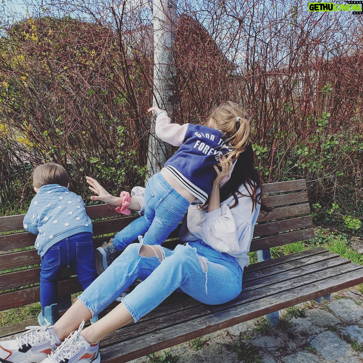 Johanna Klum - 2.6K Likes - Das sind meine beiden Minis 💙💙
Echten Raketen, die ganz laut 'hier' gerufen haben, als die Energie verteilt wurde.
Und ungefähr so wie ich sie hier auf der Bank im Griff habe, hab ich sie die letzten Tage mit social distancing und homeoffice auch zu Hause im Griff. Also eigentlich nicht 😂
Ging aber irgendwie. War ja ne Übergangslösung. Wir haben uns gestritten, uns zusammengerissen, zu viel Kekse gegessen und uns chaotisch irgendwie organisiert. Aber wenn ich mir jetzt überlege, dass das noch so weitergehen soll bis August (also A U G U S T, ihr wisst schon, das Ding in 4 Monaten!!) - dann geht das irgendwie gar nicht.. Also, ich weiß zumindest nicht wie..!?? Wie geht es Euch?? Wie bekommt ihr das organisiert? Geht das überhaupt? Was für Hilfe wünscht ihr Euch? Ich weiß, dass es uns im Vergleich wirklich gut geht, aber momentan bin ich irgendwie in Schockstarre..
#meineMinis #corona #workingmom #wtf