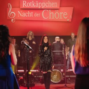 Johanna Klum Instagram - [Anzeige]
Es gibt fast nichts, was mich so berührt wie Musik. Besonders Live Musik. Gehts Euch auch so?
Und die gabs einfach zu wenig in den letzten Monaten..aber dann, endlich haben @johannesoerding und ich uns auf den Weg zur Rotkäppchen Nacht der Chöre gemacht. Und es war einfach so so schön!! Zusammen mit @dieterfalkmusic und 3 wundervollen Chören ist einfach Magie entstanden - und die haben wir für Euch eingefangen 💙
Ab sofort gibt’s die Show auf TVNOW kostenfrei zu sehen! Und is eh klar, dass ich mir Johannes auch noch für ein ganz privates Interview geschnappt hab, ne 😉?! Schaut rein, es lohnt sich! @rotkaeppchensekt 
@diebeautisandthebeats @groovechorhannover @deutschlandchor2021
#musicismagic #rotkaeppchensekt #nachtderchoere #dermomentseidihr