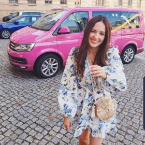 Johanna Klum Instagram - Pinker Van   nicht ganz zurechnungsfähiger Gesichtsausdruck = Promi Shopping Queen 😅
Heute nur echt mit @guidomariakretschmer @ulrikefrankofficial @panagiota_petridou💖
Hat echt tierisch Spaß gemacht!! 
Und läuft heute nochmal um 20:15 Uhr auf @vox @shoppingqueen.vox
#promishoppingqueen #wiederholung #girlsatwork