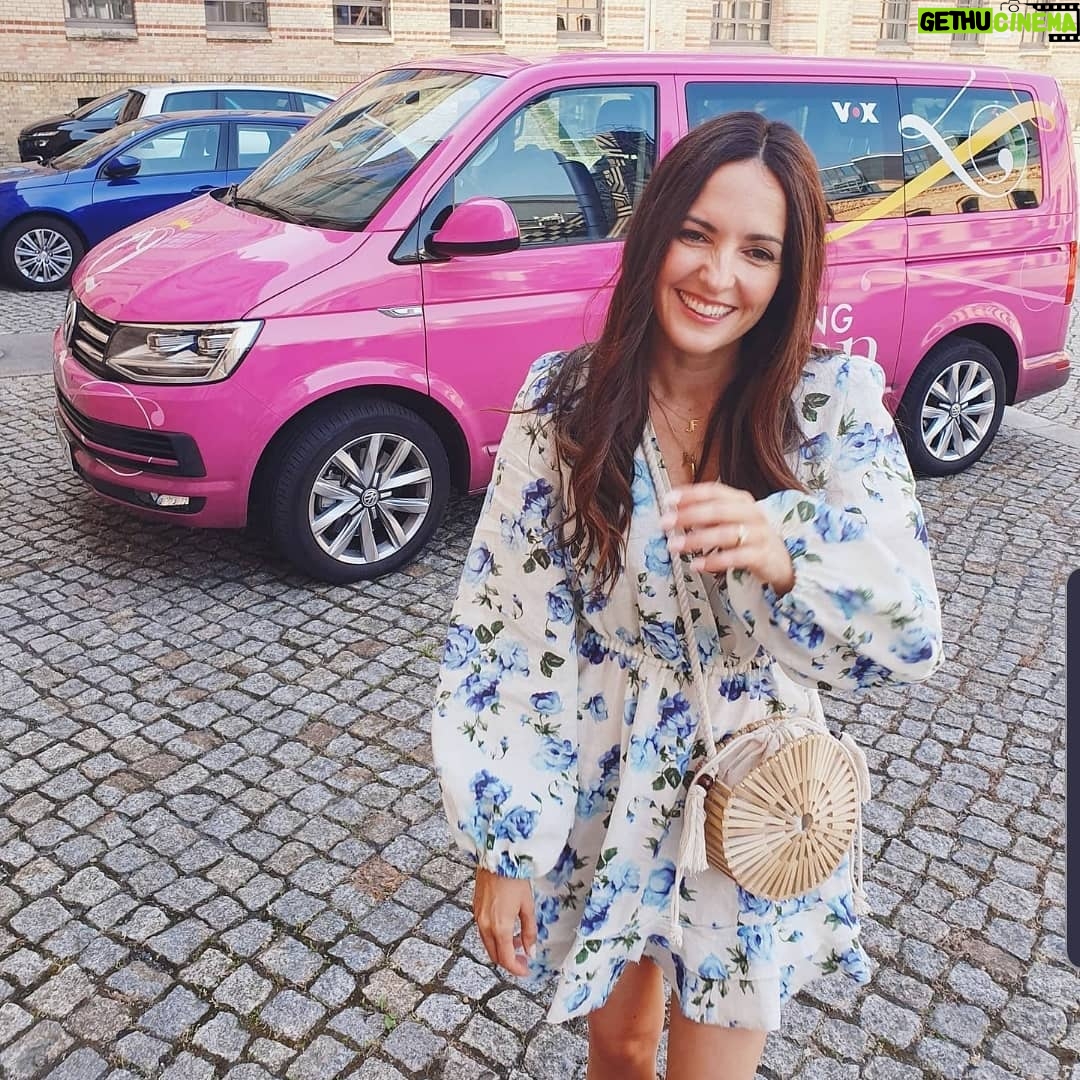 Johanna Klum - 1.9K Likes - Pinker Van nicht ganz zurechnungsfähiger Gesichtsausdruck = Promi Shopping Queen 😅
Heute nur echt mit @guidomariakretschmer @ulrikefrankofficial @panagiota_petridou💖
Hat echt tierisch Spaß gemacht!!
Und läuft heute nochmal um 20:15 Uhr auf @vox @shoppingqueen.vox
#promishoppingqueen #wiederholung #girlsatwork