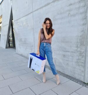 Johanna Klum Instagram - Darf ich mich kurz vorstellen?
Ich bin Johanna Klum, Moderatorin und beste Ehefrau der Welt 😎
Denn ich habe gerade meinem Mann eine brandneue PS5 klargemacht!!!
Und das könnt ihr auch! Also besser nicht meinem Mann, der hat ja jetzt eine. Aber Eurem, oder euren Kindern oder noch besser : Euch selbst! Schaut einfach heute Abend 21:15 Uhr auf Pro7 MAXX die PS5 Launch Night - ich drück Euch die Daumen!!
Ps: swipe für footage wie ich die PS5 gekauft habe 😉
#Werbung #PS5 #R2PS5
