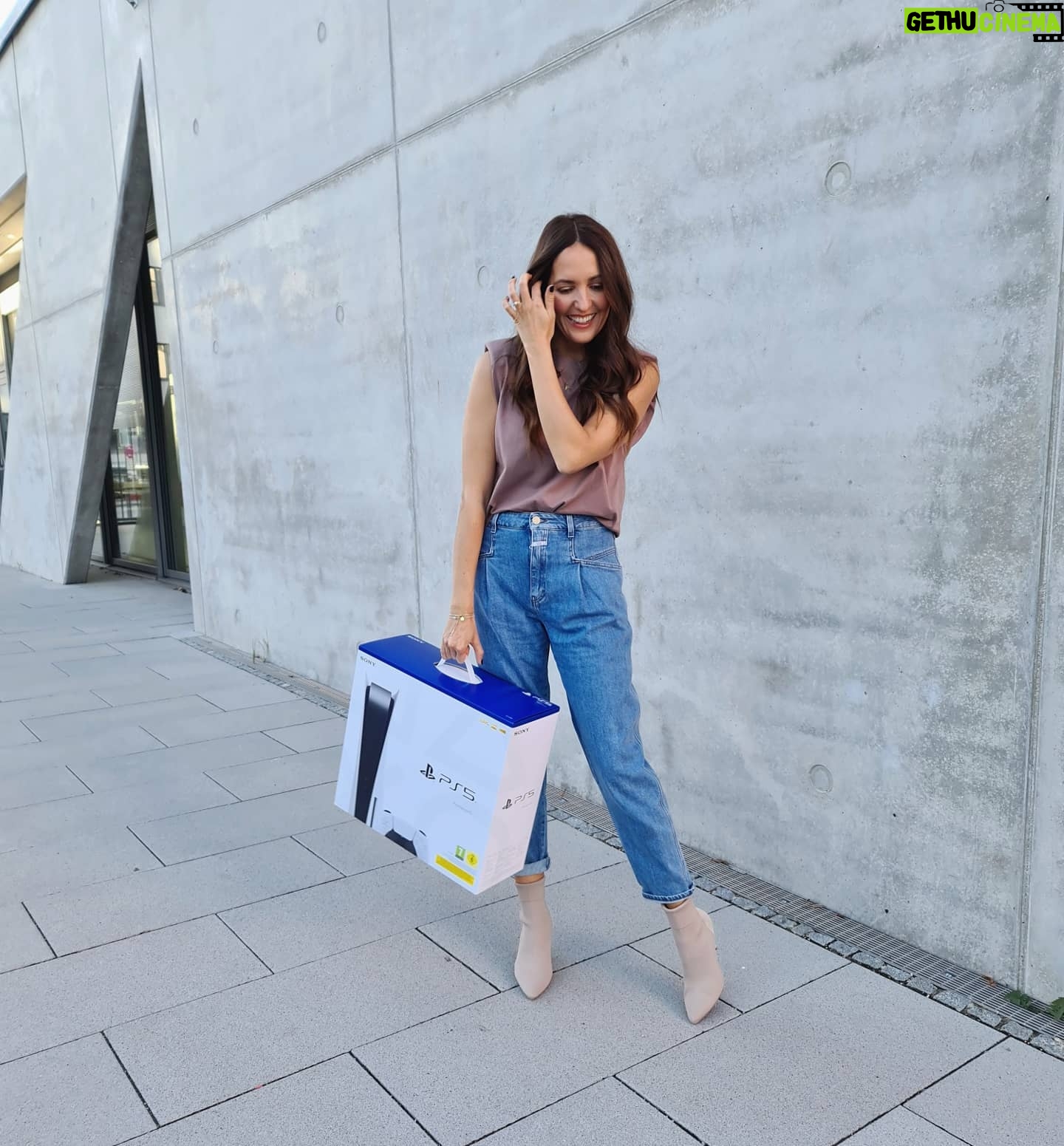 Johanna Klum - 1.4K Likes - Darf ich mich kurz vorstellen?
Ich bin Johanna Klum, Moderatorin und beste Ehefrau der Welt 😎
Denn ich habe gerade meinem Mann eine brandneue PS5 klargemacht!!!
Und das könnt ihr auch! Also besser nicht meinem Mann, der hat ja jetzt eine. Aber Eurem, oder euren Kindern oder noch besser : Euch selbst! Schaut einfach heute Abend 21:15 Uhr auf Pro7 MAXX die PS5 Launch Night - ich drück Euch die Daumen!!
Ps: swipe für footage wie ich die PS5 gekauft habe 😉
#Werbung #PS5 #R2PS5