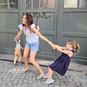 Johanna Klum Instagram - Dafür, dass Kinder so teuer sind, funktionieren sie eher schlecht.
#meineMinis #iloveyouso #andyoudrivemecrazy