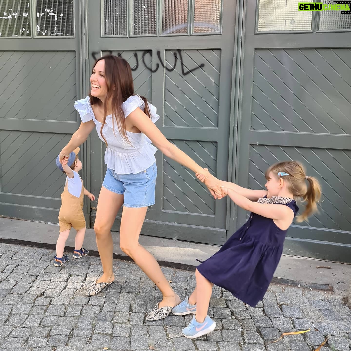 Johanna Klum - 3.3K Likes - Dafür, dass Kinder so teuer sind, funktionieren sie eher schlecht.
#meineMinis #iloveyouso #andyoudrivemecrazy