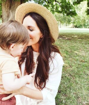 Johanna Klum Instagram - 'Wie klappt das eigentlich: Arbeiten mit 2 kleinen Kindern??' Die Frage bekomm ich so oft - und hab das Gefühl es gibt so viele Antworten dazu. Ein paar, die auf mich zutreffen, wollt ich heute mit Euch teilen. Manchmal - wie hier in einer Drehpause bei 'Dein Song' - echt super! Mein Mann hat bei uns ja Elternzeit und ist bei längeren Produktionen mit den Minis oft zu Besuch am Set, das lieb ich sehr! Ich arbeite so gerne, und wenn ich abends und in den Pausen die Minis sehen kann, ist das einfach richtig schön! 
Und an anderen Tagen ist es ne ziemliche Vollkatastrophe..Wenn z.B. mein Kleiner ne Mama Phase hat und das Weggehen so unglaublich schwer ist. Das tut echt weh. Oder wenn meine Große sich wünscht, dass ich sie von der Kita abhole - und ich ihr sagen muss, dass sie noch 2x schlafen muss, bis ich das wieder kann 💔 
Oder wenn die beiden sich gefühlt absprechen und der eine von 1-3 nachts wach ist und der andere von 4-5. Denn bei so hartem Schlafentzug bin ich echt ein Wrack. Wie hab ich das früher gemacht, keine Ahnung, aber heute macht mich das echt fertig..
Wenn ihr hier also mehr glückliche Bilder seht, dann liegt das nicht daran, dass ich ein falsches Bild kreieren will. Sondern daran, dass ich in harten Situationen einfach nicht zum Handy greife, weil ich damit beschäftigt bin den Moment zu überstehen. Aber ich möchte nicht, dass es hier scheint, als sei immer alles leicht, denn das ist es nicht. Deshalb teil ich auch solche Gedanken hier mit Euch 🖤
Ich liebe meine Kinder über alles. Und ich liebe meine Arbeit! Und ich persönlich bin glaub ich eine bessere Mama, wenn ich auch arbeite, weil ich dann einfach zufriedener bin. Wie macht ihr das? Arbeitet ihr wieder? Teilt ihr Euch die Elternzeit? Geht das bei Euch überhaupt? Wie organisiert ihr das mit Euren Minis?? Habt ihr genug Unterstützung? Mein Mann arbeitet bald wieder richtig viel- und ich hab ehrlich gesagt keine Ahnung, wie das genau funktionieren soll🤯 🤣🤷🏻‍♀
#thoughts #momoftwo #workingmom #myworld #mywork