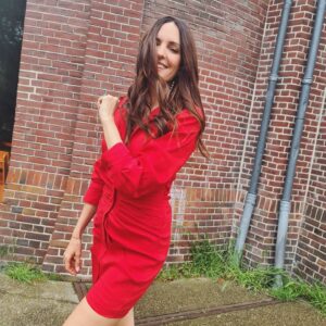 Johanna Klum Instagram - So lange ich Euch noch nicht erzählen darf, wofür ich hier in Amsterdam drehe, zeig ich Euch eben mein Outfit ausführlich 😂🤷‍♀️
Welches Bild mögt ihr am liebsten?? 
#tvshow #comingsoon #ihatemymaulkorb