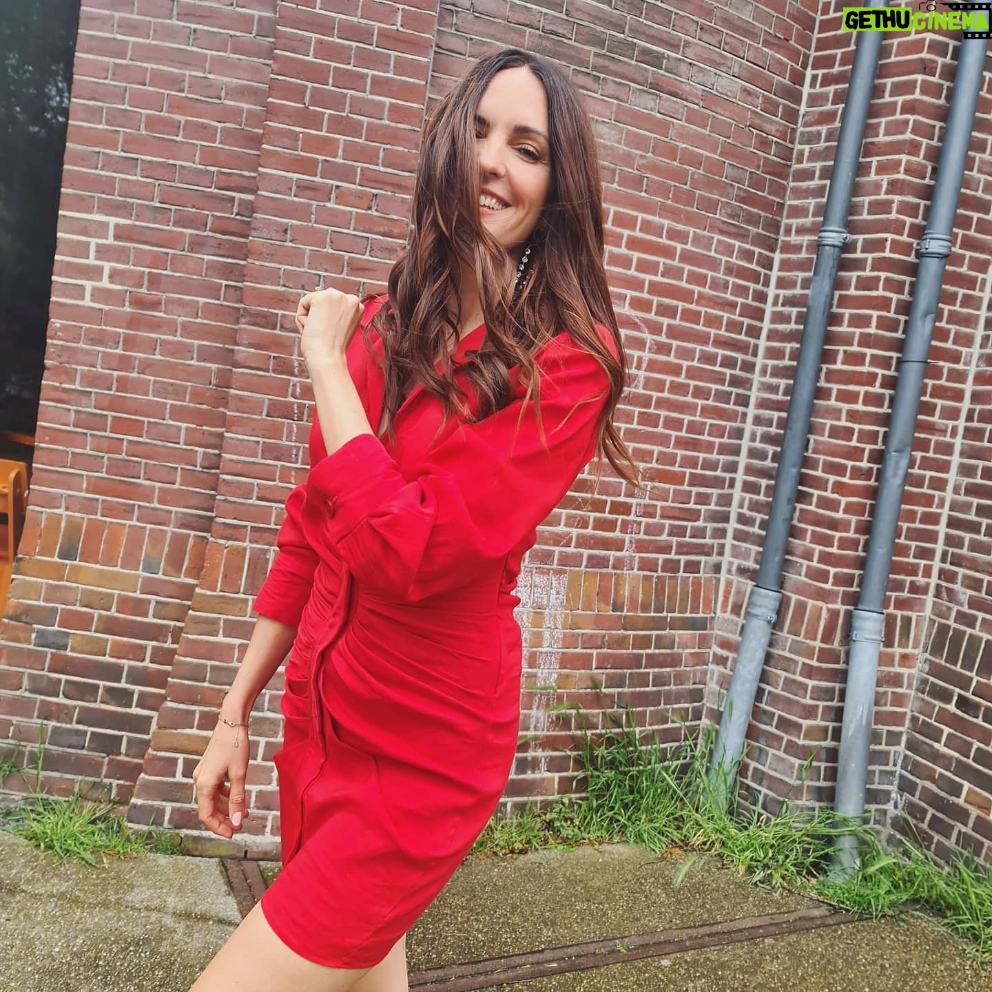 Johanna Klum - 1.8K Likes - So lange ich Euch noch nicht erzählen darf, wofür ich hier in Amsterdam drehe, zeig ich Euch eben mein Outfit ausführlich 😂🤷♀️
Welches Bild mögt ihr am liebsten??
#tvshow #comingsoon #ihatemymaulkorb