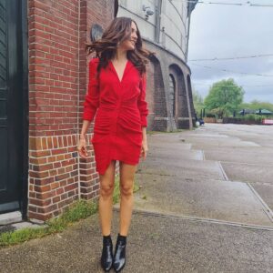 Johanna Klum Instagram - So lange ich Euch noch nicht erzählen darf, wofür ich hier in Amsterdam drehe, zeig ich Euch eben mein Outfit ausführlich 😂🤷‍♀️
Welches Bild mögt ihr am liebsten?? 
#tvshow #comingsoon #ihatemymaulkorb