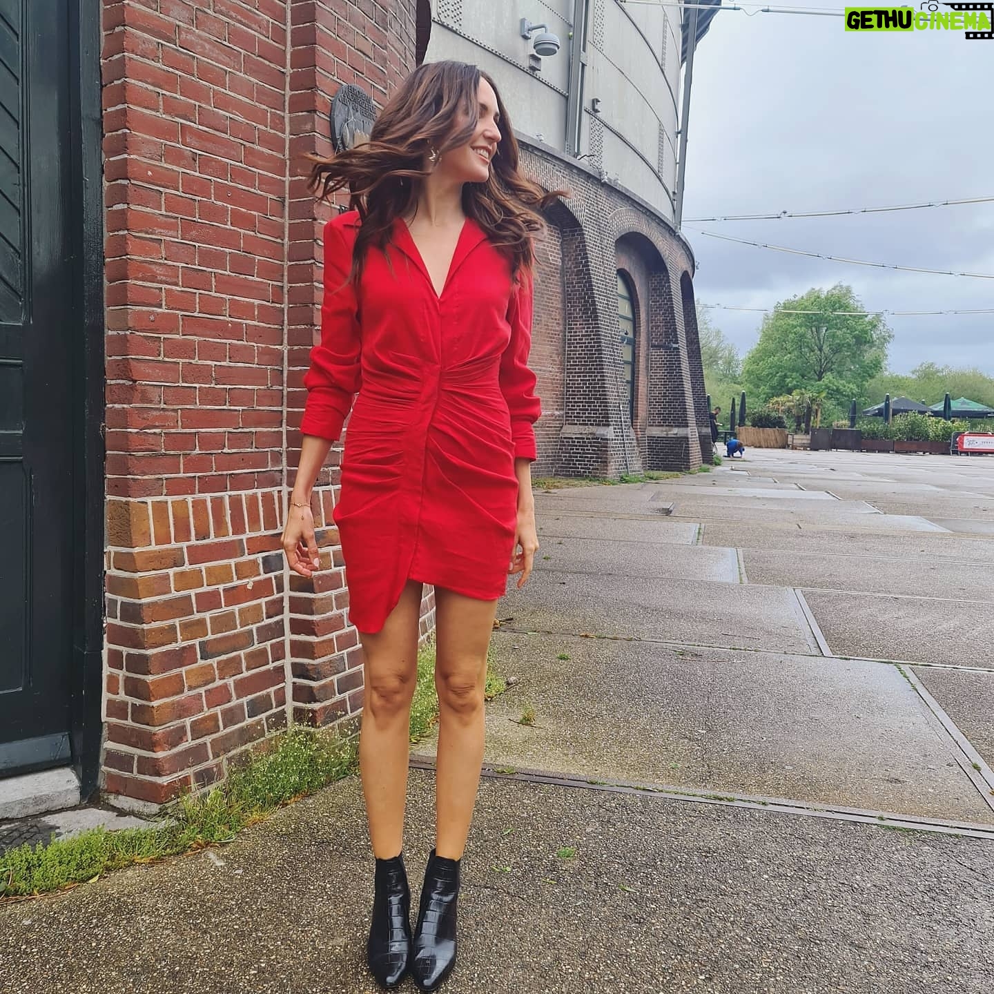 Johanna Klum - 1.8K Likes - So lange ich Euch noch nicht erzählen darf, wofür ich hier in Amsterdam drehe, zeig ich Euch eben mein Outfit ausführlich 😂🤷♀️
Welches Bild mögt ihr am liebsten??
#tvshow #comingsoon #ihatemymaulkorb