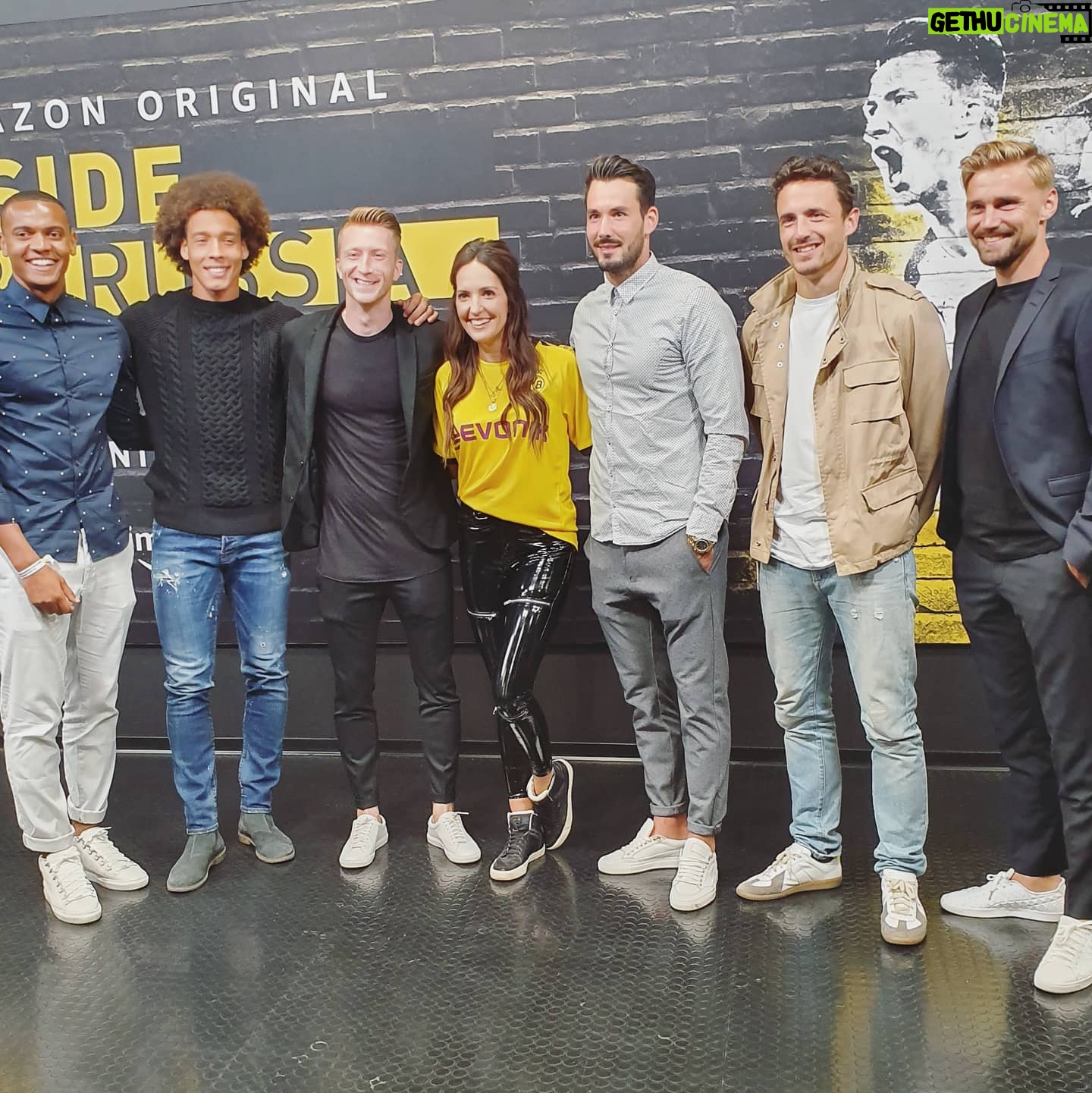 Johanna Klum - 1.4K Likes - In Erwartung des großen Spiels heute Abend: me & the boys 🖤💛 @bvb @fcbayern
Ps: Und sollten wir nachher 1:0 in Führung gehen, bestehe ich darauf, dass wir aufhören Tore zu zählen!
Ich lasse mir den Sieg von niemandem stehlen!!!
#countitliketrump #whatanidiot #cantwaitforthegame #bvbfcb #andmostofallforbidentobepresident #counteveryvote