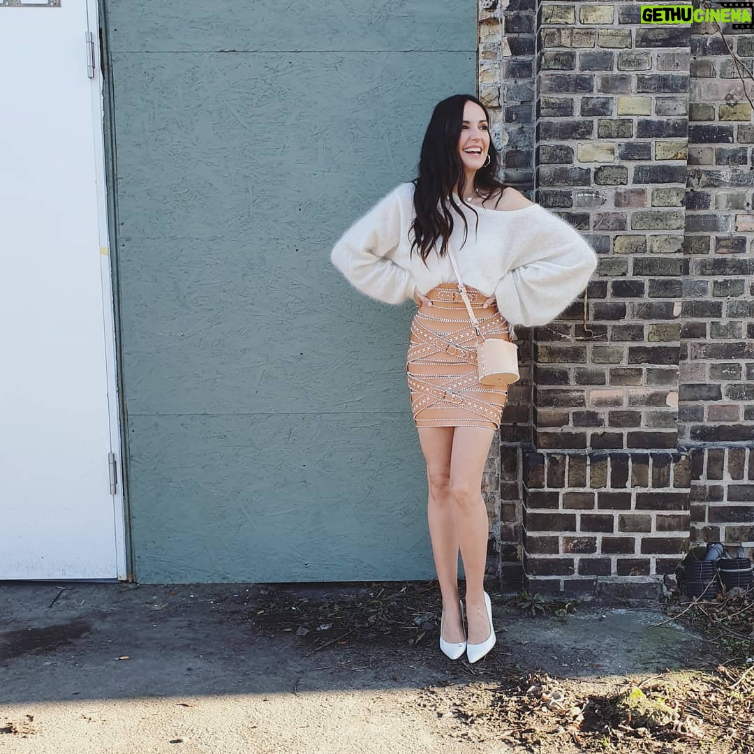 Johanna Klum - 1.9K Likes - Mir Sprengstoff, ein Gartenhäußchen und nen Auftrag zu geben ist ne ähnlich gute Idee wie dieses Outfit zum Essen anzuziehen. Nur in der Theorie so richtig super 😂 💣🤷🏻♀
Den Versuch mich hinzusetzen hab ich leider nicht fotografiert, aber die Nummer mit dem Sprengstoff, die gibt's heute Abend 20:15 Uhr auf @prosieben bei 'Alle gegen Einen' zu sehen! @elton_tv #age #jetztaberwirklich #inDeckung #werbungwegenmarkierung