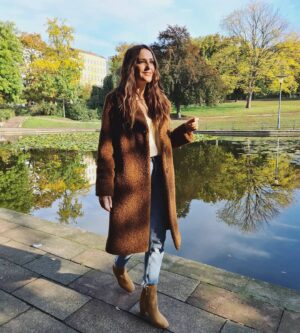 Johanna Klum Instagram - Also wenn der Herbst so schön und bunt um die Ecke kommt wie hier, dann bin ich dabei 🍁 Denn ehrlich gesagt macht mir Herbstmelancholie schon zu schaffen. Die kurzen Tage und das ganze grau schlagen mir ganz schön auf die Stimmung...und dann noch 2020 🤣  
Am liebsten würd ich mich einfach die nächsten Monate zu Hause einkuscheln, Kerzen an und ein Buch nach dem anderen verschlingen. 
Blöderweise sind meine Minis da nicht an Bord 😂 
Also sind wir stattdessen gut einpackt draußen an der frischen Luft - und ehrlich gesagt tut das super gut! Was macht ihr gegen Herbstmelancholie? Habt ihr die auch? Mir helfen Herbstspaziergänge und kiloweise Waffeln gerade ganz gut… Falls ihr Euch noch gut für die kalte Jahreszeit ausstatten möchtet, mein Lieblingsmanteldealer @fuchs.schmitt gibt Euch mit dem Code JOHANNA20 für die nächsten 48 Stunden 20% auf meine beiden Lieblingsmäntel in der Story. Habt's bunt heute 🍂 
#youarefuchsschmitt #fuchsschmitt #fuchsschmittfriends