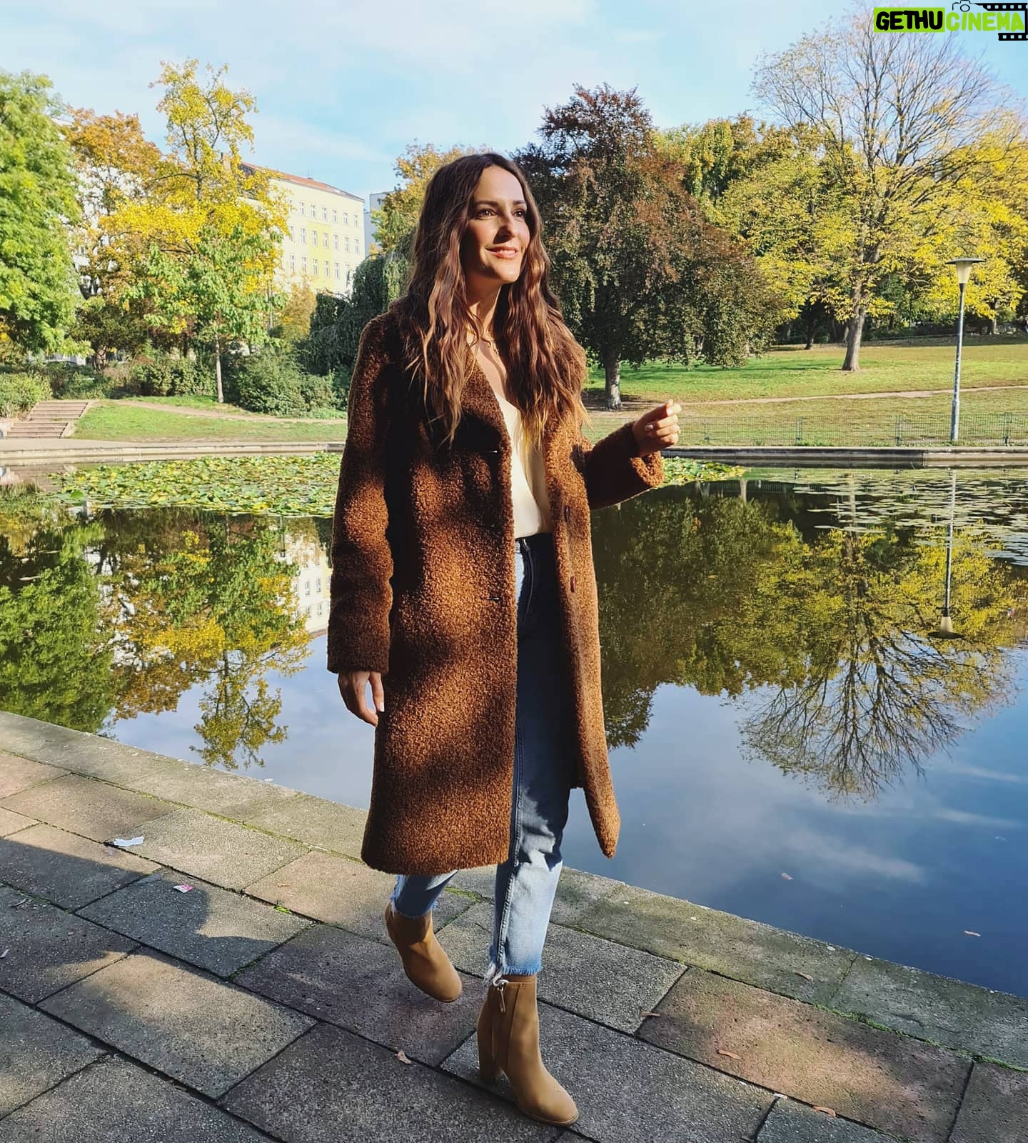 Johanna Klum - 1.3K Likes - Also wenn der Herbst so schön und bunt um die Ecke kommt wie hier, dann bin ich dabei 🍁 Denn ehrlich gesagt macht mir Herbstmelancholie schon zu schaffen. Die kurzen Tage und das ganze grau schlagen mir ganz schön auf die Stimmung...und dann noch 2020 🤣
Am liebsten würd ich mich einfach die nächsten Monate zu Hause einkuscheln, Kerzen an und ein Buch nach dem anderen verschlingen.
Blöderweise sind meine Minis da nicht an Bord 😂
Also sind wir stattdessen gut einpackt draußen an der frischen Luft - und ehrlich gesagt tut das super gut! Was macht ihr gegen Herbstmelancholie? Habt ihr die auch? Mir helfen Herbstspaziergänge und kiloweise Waffeln gerade ganz gut… Falls ihr Euch noch gut für die kalte Jahreszeit ausstatten möchtet, mein Lieblingsmanteldealer @fuchs.schmitt gibt Euch mit dem Code JOHANNA20 für die nächsten 48 Stunden 20% auf meine beiden Lieblingsmäntel in der Story. Habt's bunt heute 🍂
#youarefuchsschmitt #fuchsschmitt #fuchsschmittfriends