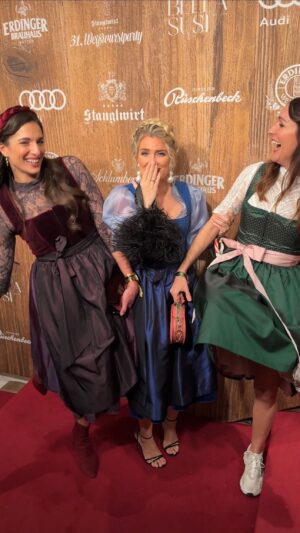 Johanna Klum Instagram - Anzeige 
Wir drei Mädels, wenn wir versuchen eine Transition zu filmen 🤣❤️ sieht eher aus wie der Start einer Girls Band. 

Wie würdet ihr uns nennen?

@johannaklum @jennifer.knaeble