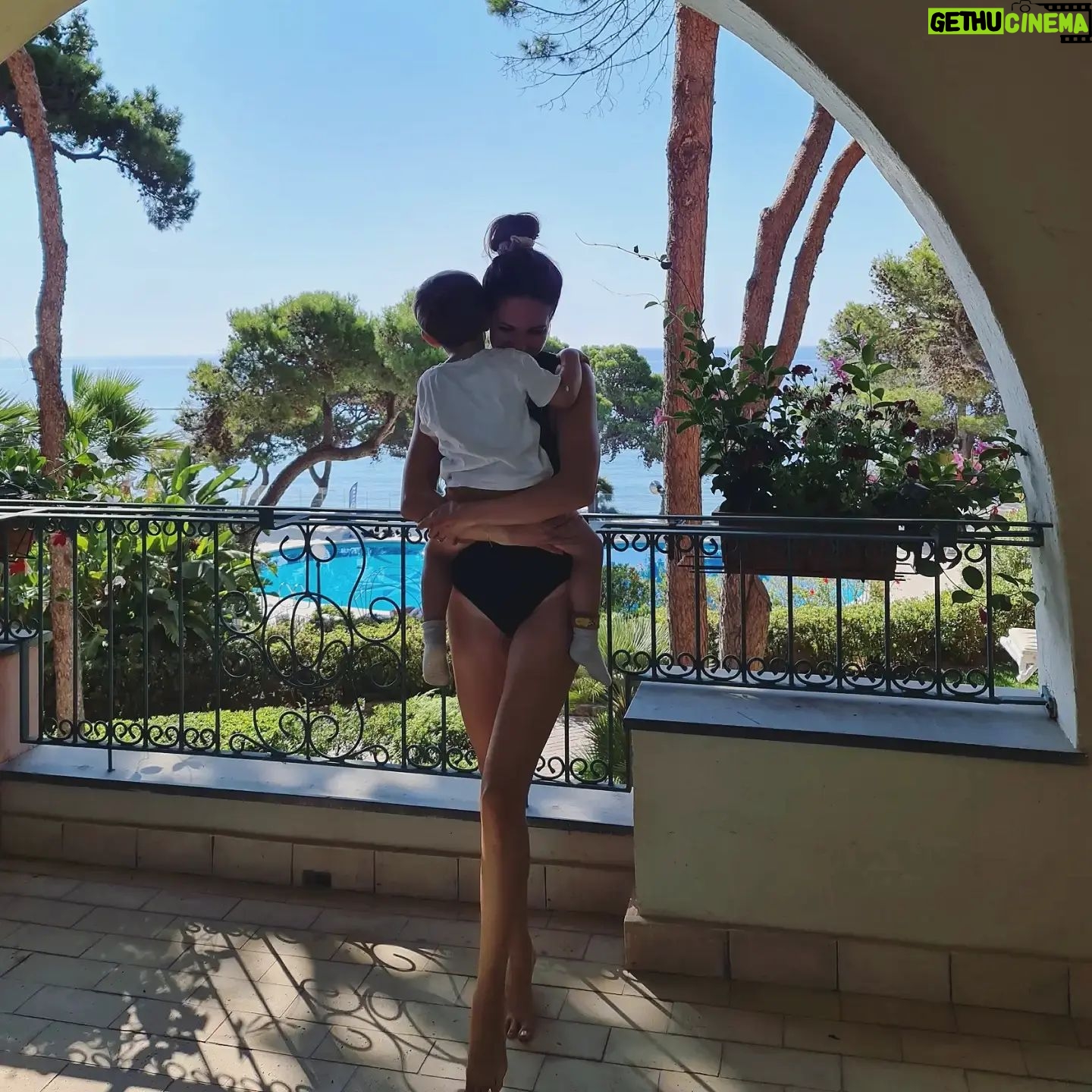 Johanna Klum - 3.2K Likes - Wenn der Plan ist in Ruhe den ersten Kaffee und den Knaller Ausblick zu genießen.. ➡️
Und Du keine 20 Sekunden später von Deinem Kind gefunden wirst. Das es dann noch irgendwie schafft, Dir den Kaffee überzuschütten und dann dafür getröstet werden muss...äh bitte was🤪🙈??
Wirklich sehr entspannend, so ein Familienurlaub. Nicht.😂
Hat der ein Glück, dass ich so verliebt in ihn bin 💖😅💙
Aber davon mal abgesehen: geht's für Euch noch in den Urlaub dieses Jahr?? Wenn ja, wohin?
Ich hätt so Lust 🐚 @fortevillage
#meinMini #fernweh #sardinien #throwback