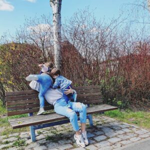 Johanna Klum Instagram - Nichts macht mich so glücklich oder so fertig wie meine Minis 💜😂💙
Happy Mothers Day 
an alle Mamas da draußen!

Ganz besonders in diesem Jahr, wo wir alle noch so viel mehr leisten mussten als sonst. 
Ich hoffe ihr werdet ordentlich gefeiert 💖 
..und am besten nicht nur heute 😉
#mothersday #muttertag