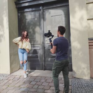 Johanna Klum Instagram - Ich liebe meine Arbeit sehr 💛 
Und bin gerade in Gedanken so sehr bei all denen, deren Jobs und in vielen Fällen auch Lebensgrundlage durch Corona ins Wanken geraten sind. Mein Arbeitsalltag ist auch ein anderer. Viele Sendungen & Produktionen wurden verlegt, alle Kinopremieren und die meisten Events abgesagt - aber viele tolle Partner finden andere, 'Corona kompatible' Wege. 
Das geht nicht überall. 
Und jetzt Lockdown light. Und ich glaube 'light' fühlt sich für viele gerade sehr sehr schwer an.. also will ich helfen! 
Und gerne Tipps sammeln, was wir machen können um uns jetzt gegenseitig noch einmal besonders zu unterstützen. 
Ein paar Ideen:
1. Ich werde diesen Monat super wenig kochen und dafür meine Lieblingslocale   Cafes mit jeder Menge take out und Bestellungen unterstützen. #winwin
2. Ich teile gerne meine Berliner Liebling Pickups mit Euch! Habt ihr auch welche? 👇
3. Ich unterschreibe Petitionen. 
4. Ich kaufe Gutscheine für die Zeit danach. Und jetzt seid ihr dran! 
Was können wir noch tun??? Lasst gerne eure Tipps da und lasst uns das zusammen schaffen! 💖 Dankeschön. #bettertogether #supportingsmallbusinesses