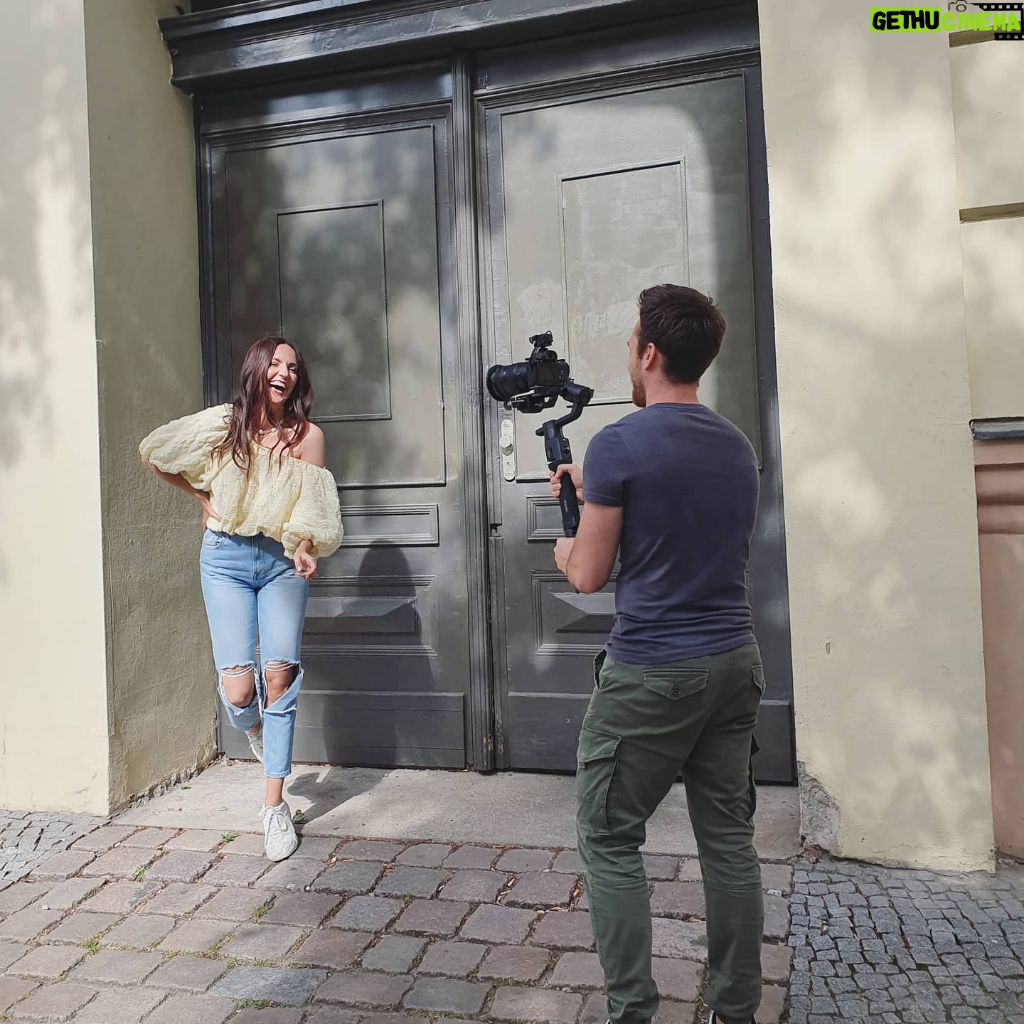 Johanna Klum - 0.9K Likes - Ich liebe meine Arbeit sehr 💛
Und bin gerade in Gedanken so sehr bei all denen, deren Jobs und in vielen Fällen auch Lebensgrundlage durch Corona ins Wanken geraten sind. Mein Arbeitsalltag ist auch ein anderer. Viele Sendungen & Produktionen wurden verlegt, alle Kinopremieren und die meisten Events abgesagt - aber viele tolle Partner finden andere, 'Corona kompatible' Wege.
Das geht nicht überall.
Und jetzt Lockdown light. Und ich glaube 'light' fühlt sich für viele gerade sehr sehr schwer an.. also will ich helfen!
Und gerne Tipps sammeln, was wir machen können um uns jetzt gegenseitig noch einmal besonders zu unterstützen.
Ein paar Ideen:
1. Ich werde diesen Monat super wenig kochen und dafür meine Lieblingslocale Cafes mit jeder Menge take out und Bestellungen unterstützen. #winwin
2. Ich teile gerne meine Berliner Liebling Pickups mit Euch! Habt ihr auch welche? 👇
3. Ich unterschreibe Petitionen.
4. Ich kaufe Gutscheine für die Zeit danach. Und jetzt seid ihr dran!
Was können wir noch tun??? Lasst gerne eure Tipps da und lasst uns das zusammen schaffen! 💖 Dankeschön. #bettertogether #supportingsmallbusinesses