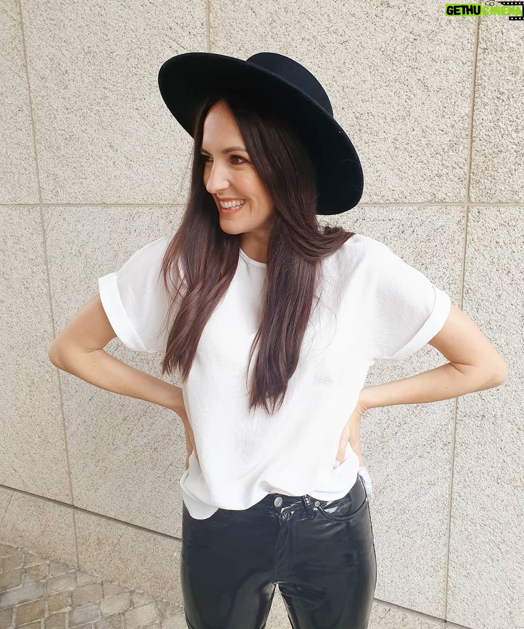 Johanna Klum - 2.6K Likes - Bei 5° nur im T-Shirt raus? Ne ziemlich schlechte Idee 😅 Heute Abend hab ich direkt die nächste, und die involviert Gartenzwerge, Sprengstoff und @elton_tv 😂
Mehr gibt's auf Pro7 bei 'Alle gegen Einen', schaut gerne mal rein und habt ein Knaller Wochenende 💋✌🏼😉
AAAAAAAAHHHHHHHH, HALT, STOPP, ZURÜCK! Gerade hektische Nachrichten von Pro7 bekommen - hab mich schön in der Woche geirrt, kommt erst nächsten Samstag 🤣🤯🤦♀️ #idiot Ich verbuche 'Werbung für den falschen Tag machen' direkt mal als 3. schlechte Idee von mir 😅
#werbungwegenmarkierung #tvshow #workingmom #allegegeneinen