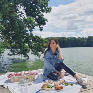 Johanna Klum Instagram - hey zusammen!
Ich bin wieder da 💙 Die letzten Wochen und Monate waren alles andere als ein Picknick. Im Gegenteil, ich glaub sie haben unser aller Leben ordentlich durcheinander gebracht. Pläne durchkreuzt, Ängste geschürt, Prioritäten verschoben und unheimlich viele Fragen aufgeworfen.. Irgendwann war das einfach zu viel für mich. Mein Kopf und mein Herz haben ne Pause gebraucht. Und die offline Zeit hat gut getan. Ich hab mich neu sortiert, bin irgendwie immer noch dabei - und ich freu mich echt, wieder hier zu sein und meine Gedanken mit Euch zu teilen! Der Austausch hat mir gefehlt. Vielen Dank für Eure lieben Nachrichten und die vielen Fragen wie es mir geht. Heute gut. Und Dir?? Komm schön in die neue Woche 💖 #realtalk