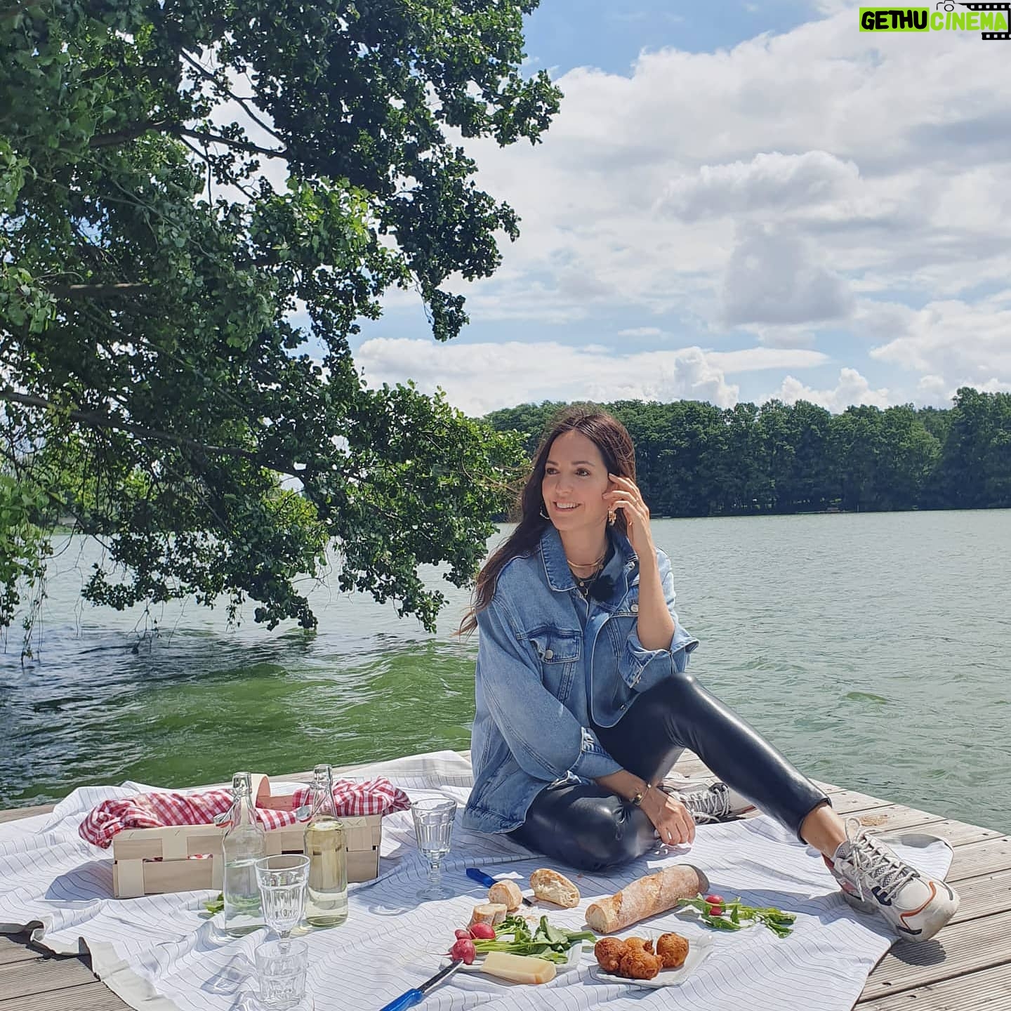 Johanna Klum - 2.7K Likes - hey zusammen!
Ich bin wieder da 💙 Die letzten Wochen und Monate waren alles andere als ein Picknick. Im Gegenteil, ich glaub sie haben unser aller Leben ordentlich durcheinander gebracht. Pläne durchkreuzt, Ängste geschürt, Prioritäten verschoben und unheimlich viele Fragen aufgeworfen.. Irgendwann war das einfach zu viel für mich. Mein Kopf und mein Herz haben ne Pause gebraucht. Und die offline Zeit hat gut getan. Ich hab mich neu sortiert, bin irgendwie immer noch dabei - und ich freu mich echt, wieder hier zu sein und meine Gedanken mit Euch zu teilen! Der Austausch hat mir gefehlt. Vielen Dank für Eure lieben Nachrichten und die vielen Fragen wie es mir geht. Heute gut. Und Dir?? Komm schön in die neue Woche 💖 #realtalk