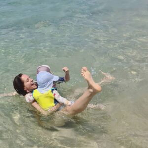 Johanna Klum Instagram - Ihr wolltet ja gerne ein bißchen mehr Einblicke in unsren Family trip. Hier also direkt mal der Reality Check: 
98% meines Urlaubs sehen so aus 😂 die anderen 2% bin ich damit beschäftigt, Sand aus meiner Badehose zu fummeln 😜
Geht Urlaub mit Kindern eigentlich auch in "total entspannend"? Wenn ja, wie??? Ich frage für nen Freund..
#meineMinis #ilovethembuttheydrivemecrazy
#momoftwo