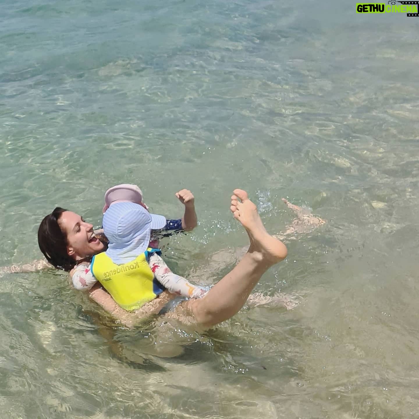 Johanna Klum - 2.1K Likes - Ihr wolltet ja gerne ein bißchen mehr Einblicke in unsren Family trip. Hier also direkt mal der Reality Check:
98% meines Urlaubs sehen so aus 😂 die anderen 2% bin ich damit beschäftigt, Sand aus meiner Badehose zu fummeln 😜
Geht Urlaub mit Kindern eigentlich auch in "total entspannend"? Wenn ja, wie??? Ich frage für nen Freund..
#meineMinis #ilovethembuttheydrivemecrazy
#momoftwo