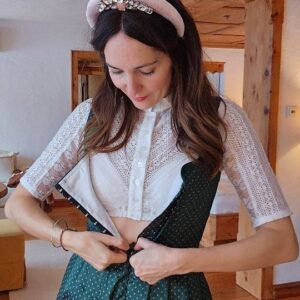 Johanna Klum Instagram - GRWM : Berlin meets Berge. 

.. und ist es richtig, dass man im Dirndl weder essen noch atmen kann??