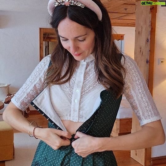 Johanna Klum - 1.3K Likes - GRWM : Berlin meets Berge.
.. und ist es richtig, dass man im Dirndl weder essen noch atmen kann??