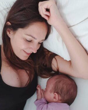 Johanna Klum Instagram - oh hi. Nachdem entweder das super niedliche Baby oder meine überdimensionalen Still Boobies eure Aufmerksamkeit geklaut haben, hier kurz mein alljährlicher Reminder: Oktober ist Breastcancer Awareness Month. Ich weiß, es ist Wochenende, aber Brustkrebs is a bitch und ich konnte Euch einfach nicht nicht erinnern 🖤 
Falls ihr also schon länger nicht bei der Vorsorge wart, macht auf jeden Fall gleich Anfang der Woche 'nen neuen Termin! Bleibt gesund🍀
#breatcancerAwareness #stayhealthy