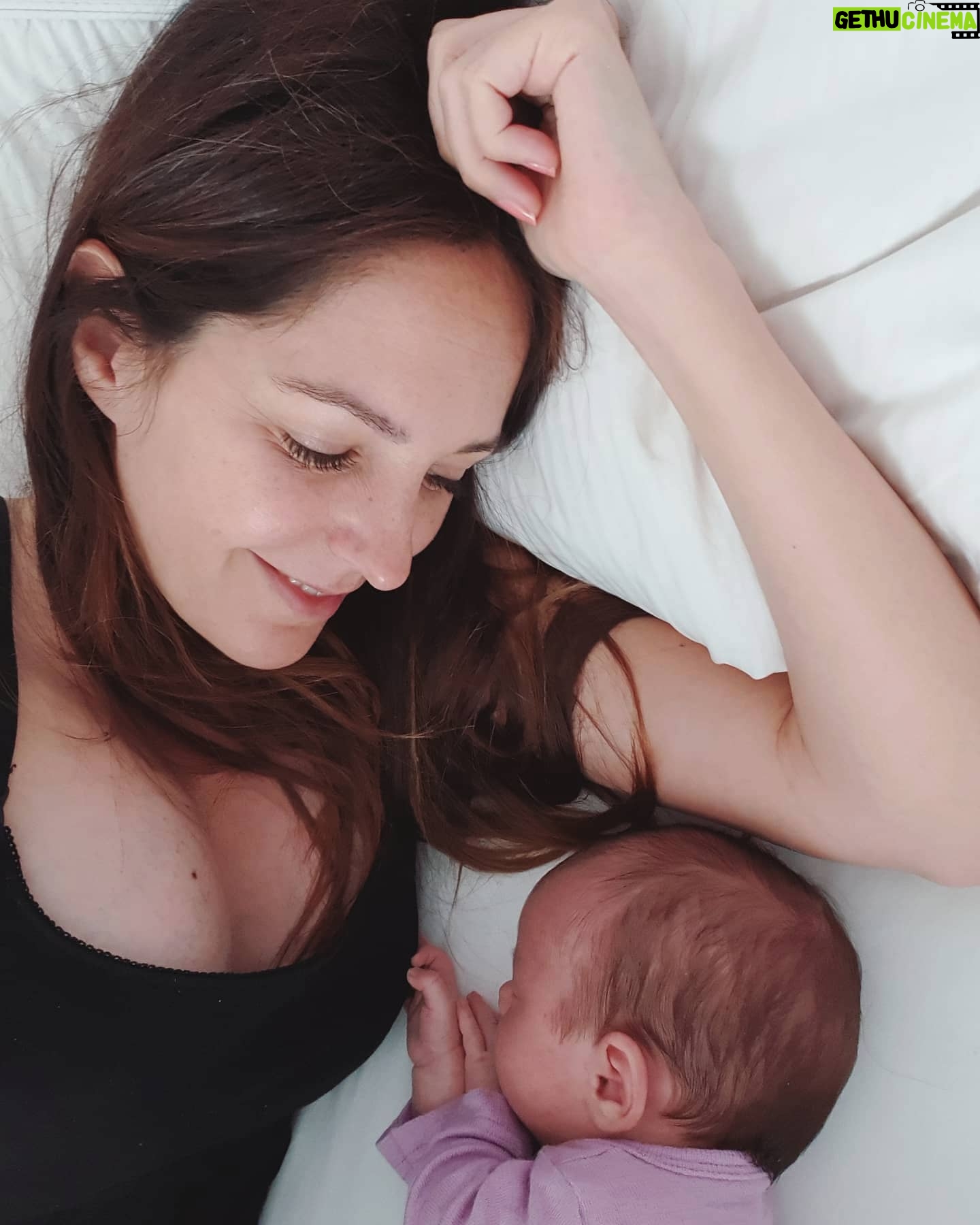 Johanna Klum - 3.6K Likes - oh hi. Nachdem entweder das super niedliche Baby oder meine überdimensionalen Still Boobies eure Aufmerksamkeit geklaut haben, hier kurz mein alljährlicher Reminder: Oktober ist Breastcancer Awareness Month. Ich weiß, es ist Wochenende, aber Brustkrebs is a bitch und ich konnte Euch einfach nicht nicht erinnern 🖤
Falls ihr also schon länger nicht bei der Vorsorge wart, macht auf jeden Fall gleich Anfang der Woche 'nen neuen Termin! Bleibt gesund🍀
#breatcancerAwareness #stayhealthy