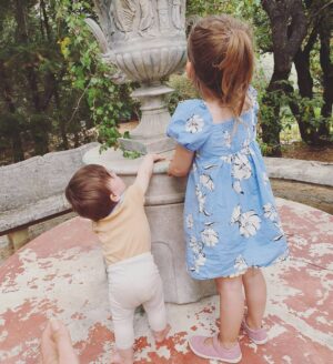 Johanna Klum Instagram - Kinder bringen Glück, Chaos, Liebe, Augenringe - und Perspektive. Als es meiner Tochter in den letzten Tagen oft so schlecht ging (verdammtes Pseudokrupp!!) war auf einmal alles andere völlig unwichtig. Und ich bin so froh und echt dankbar, dass sie heute endlich wieder gut atmen und schlafen konnte. 
Sofort schleicht er sich wieder ein, der Alltag und mit ihm die Nichtigkeiten, über die ich mich noch viel zu oft aufrege. Das möchte ich ändern! Unwichtiges soll unwichtig bleiben. 
Ich möchte einfach genießen, dass es ihr und uns allen so gut geht. 
Dankbar sein für das herrliche Chaos, dass meine Minis mir bringen. 
Klappt nicht immer, aber immer besser. Und so langsam verstehe ich, warum meine Eltern mir zum Geburtstag immer als erstes Gesundheit wünschen. Sie ist die Basis für Leichtigkeit und Glück. Oder?
#meineMinis #iloveyouso #momoftwo