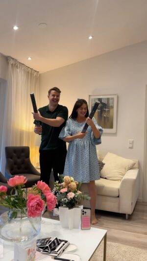 Johanna Puhakka Instagram - 🙊🙊🙊🎉🎉🎉🩷🩵??? 

Rakastan tota hermostunutta naurua, äänimaailmaa, perheiden kiljuntaa ja naurua! Vitsi oli hauskaa ja jännittävää!!! 
Voi VELJET!!!!😂🥹🩵🩵