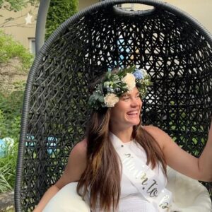 Johanna Puhakka Instagram - ihanin sunnuntai hetkeen, kiiiiitos kiitos kiiiiiiitos maailman ihanimmista (ylläri) babyshower juhlista rakkaat ystävät ja perhe.
🩷🩷🩷🩷🩷
Pikku poikaset ja me vanhemmat ollaan kyllä niin onnekkaita kun on tälläsiä keijukaisia meidän ympärillä ja tukena. Sata tuhatta sydäntä ja suukkoa kaikki te ihanat🥹
Onneks oli vedenkestävää ripsaria!!
🥹🩷🩵