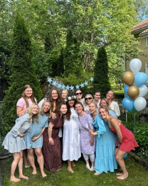 Johanna Puhakka Instagram - ihanin sunnuntai hetkeen, kiiiiitos kiitos kiiiiiiitos maailman ihanimmista (ylläri) babyshower juhlista rakkaat ystävät ja perhe.
🩷🩷🩷🩷🩷
Pikku poikaset ja me vanhemmat ollaan kyllä niin onnekkaita kun on tälläsiä keijukaisia meidän ympärillä ja tukena. Sata tuhatta sydäntä ja suukkoa kaikki te ihanat🥹
Onneks oli vedenkestävää ripsaria!!
🥹🩷🩵