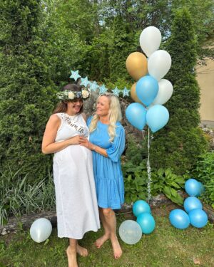 Johanna Puhakka Instagram - ihanin sunnuntai hetkeen, kiiiiitos kiitos kiiiiiiitos maailman ihanimmista (ylläri) babyshower juhlista rakkaat ystävät ja perhe.
🩷🩷🩷🩷🩷
Pikku poikaset ja me vanhemmat ollaan kyllä niin onnekkaita kun on tälläsiä keijukaisia meidän ympärillä ja tukena. Sata tuhatta sydäntä ja suukkoa kaikki te ihanat🥹
Onneks oli vedenkestävää ripsaria!!
🥹🩷🩵