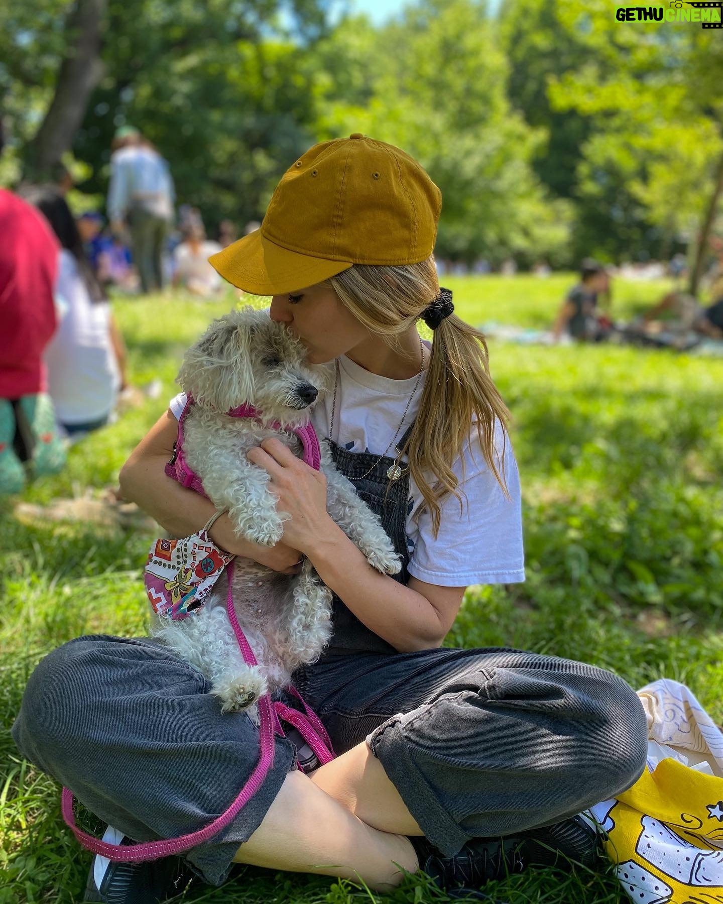 Johanna Braddy Instagram - 🌞 Day . . . . . #NYC #brooklyn #newyork #love #food #foodfestival #smorgasburg #park