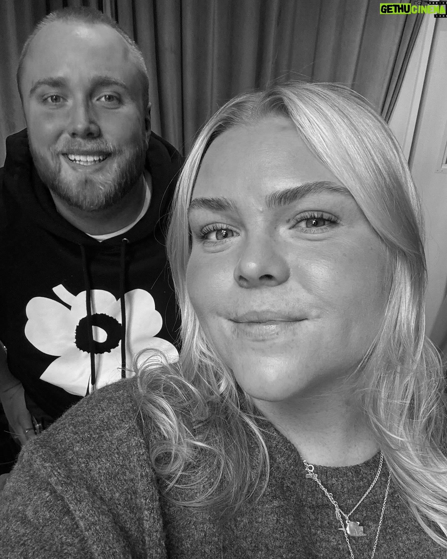 Johanna Nordström Instagram - nytt poddavsnitt från gulliga vi!!!!! edvin har symptom på utbrändhet !! va konstigt !! jag har tittat på de okända!! o har inget hår!! åsiktsmaskinen !! är verkl steam hotel ett SPA ?? finns överallt! pösssss