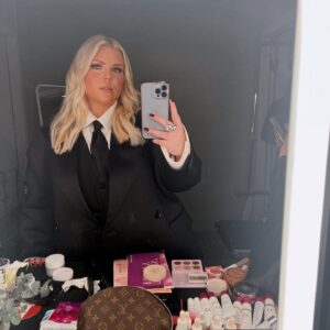 Johanna Nordström Instagram - ny anställning på swedbank efter årsskiftet 

styling : @stylebyseb @josefingrotenfelt 
hår o smink : @facebyf 

love u guys