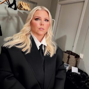 Johanna Nordström Instagram - ny anställning på swedbank efter årsskiftet 

styling : @stylebyseb @josefingrotenfelt 
hår o smink : @facebyf 

love u guys