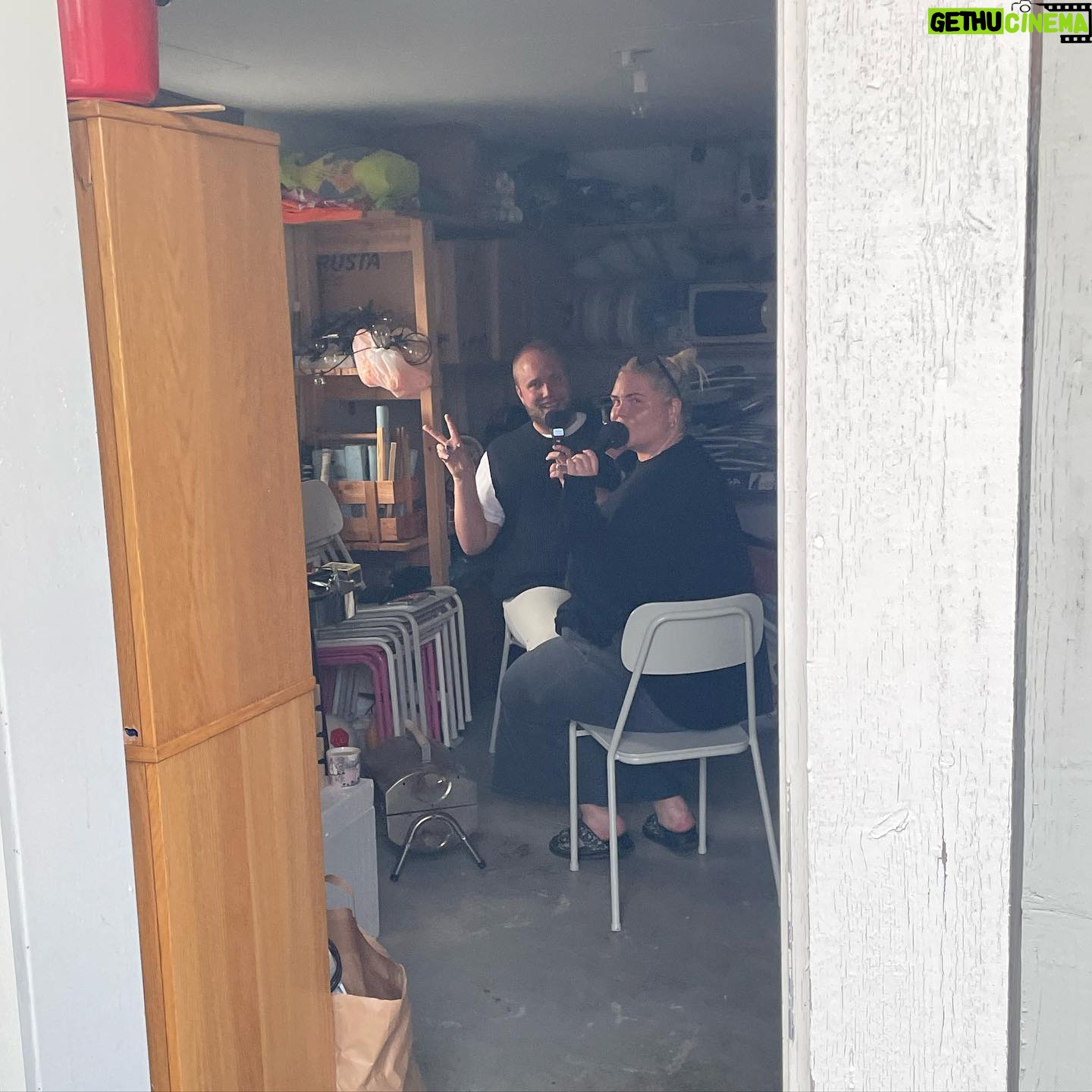 Johanna Nordström Instagram - veckans poddstudio var alltså i ett garage !!!!! the things we do!!!! vi e tillbaka från sommarn o ett o annat har skett!! sjukhusbesök med tolk!! edvins obsession av sig sj!!! bartenders som e lata grisar! o rövar som blivit vaxade! amazing!! finns överallt!!