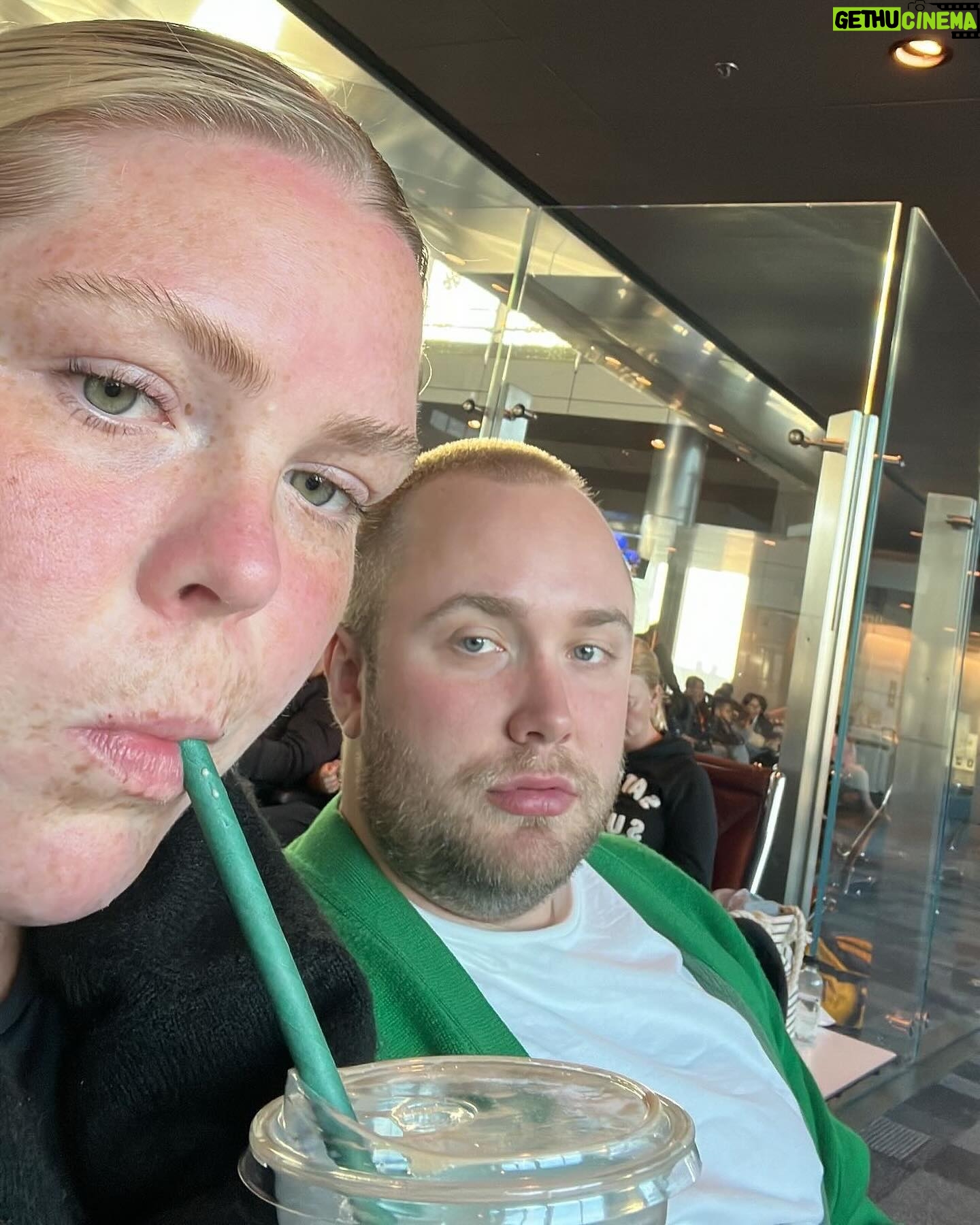 Johanna Nordström Instagram - två feta kossor på flygplatsen !! nytt poddavsnitt ute! kriget som kommer !! kastruller på huvudet ! love is blind deltagarna ! tiktokare ! bootcamp!! finns överallt ❤️