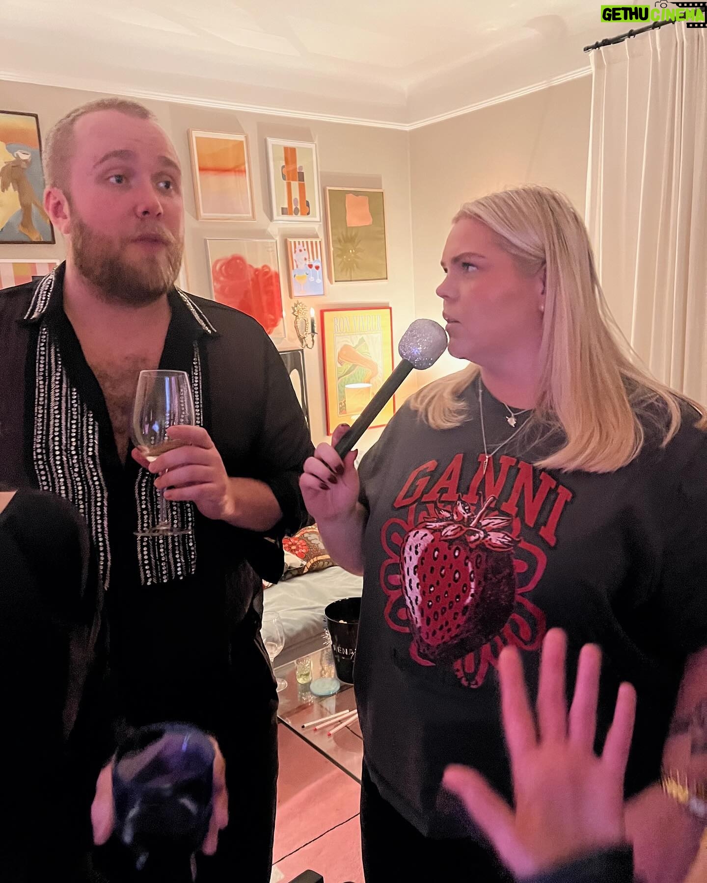 Johanna Nordström Instagram - nytt avsnitt av podden släppt!!! edvin har släpat cello genom nacka!! OCH åkt buss!! dms vi får av er!!! mannen jag var nära att ge min golden buzzer till i talang!!!! fiol!!! jag e oövervinnlig! och massa mer skit finns överallt🥰