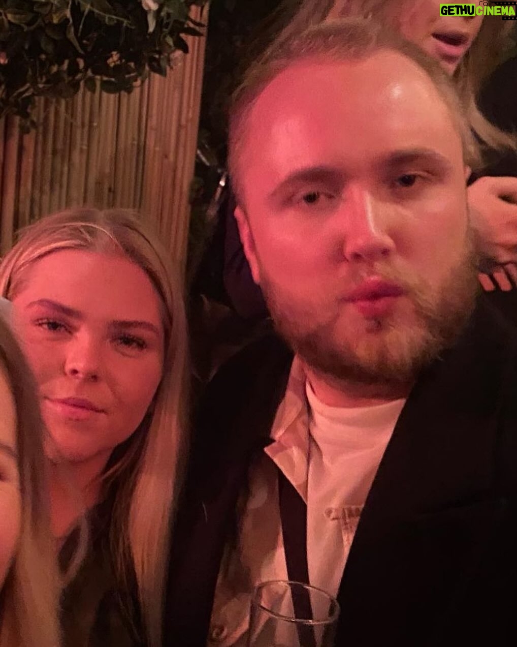 Johanna Nordström Instagram - då ska vi se !! nytt poddavsnitt ute nu! rasar äntligen på någon igen!! adventsblomman!!!! edvins utehelg i göteborg! min utekväll i sthlm!! uppträda bakis ! menta ! kärleksråd ! killar ! varje avsnitt e samma ! men de vet ni redan ! puss finns överallt